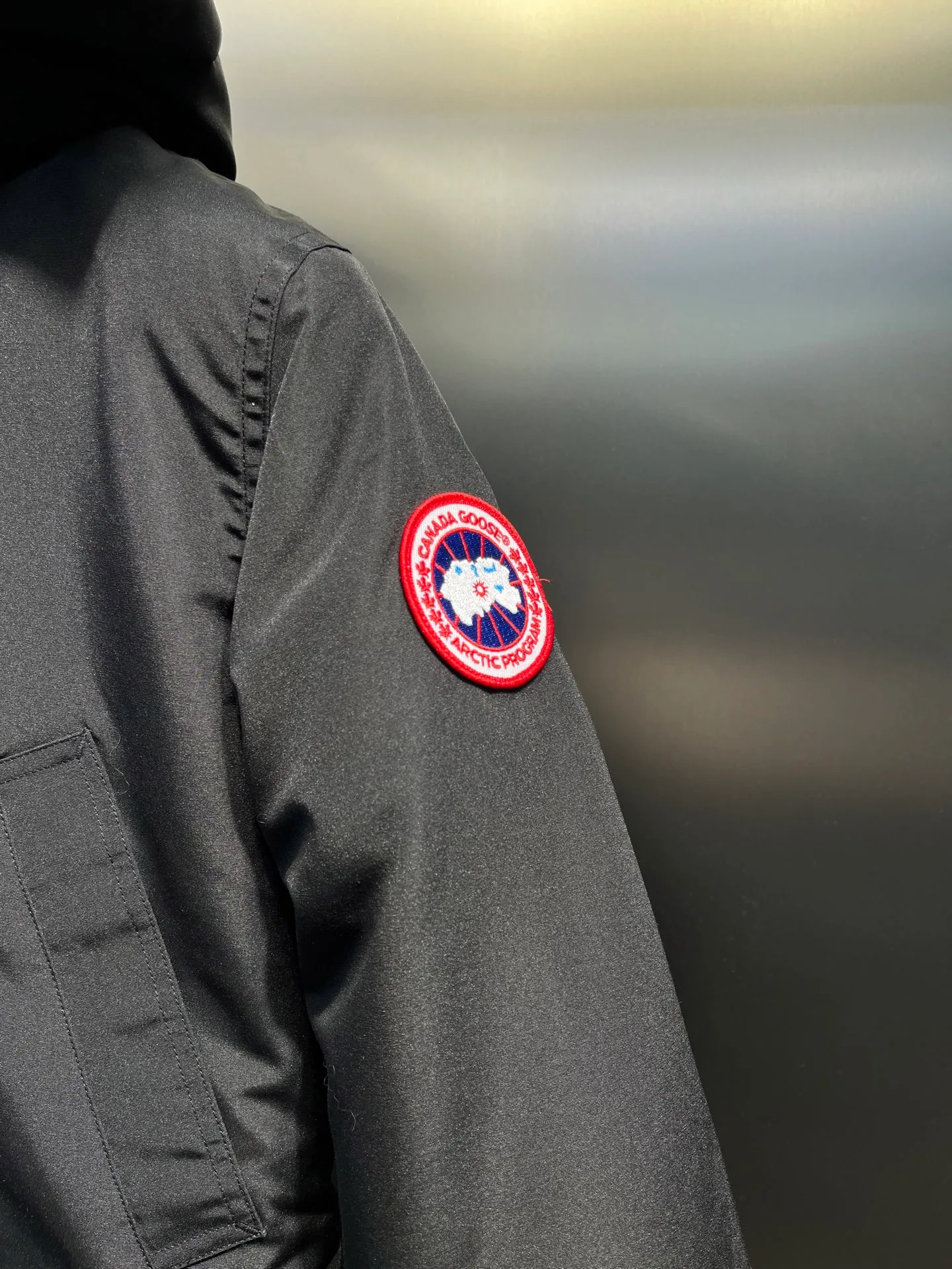 P840 Canada goose🌟 Canada Goose 07 models All in stock, 6 colors, I will never stop stocking this winter All original factory customization All details strictly required have been corrected since the beginning of this year Detachable fur collar! The workmanship and wiring are very straight! A big goose is enough for a winter. Size: 1. 90% white duck down from a conscientious manufacturer (some people brag about their own goose down, please search it on your own. Goose down is warmer and less fluffy than duck down, so good down jackets are all white duck down. There is no such thing as white goose down) 2. Upgraded fabrics with moderate hardness, waterproof, windproof and anti-fouling (Arctic Tech fabrics imported from South Korea are not comparable to fabrics dyed by some small workshops) 3. YKK No. 10 authentic zippers (Japanese customized YKK zipper, silky smooth, not stuck, officially designated) 4. Western Canadian wolf hair (Wolf hair is divided into eastern, central, and western. Western wolf hair is light in color, dense, and has good thermal insulation effect. It is the genuine Canada Goose grade) Let’s analyze and explain some details of the production 1. First, sew the liner and then fill it with down (some small factories and small workshops first fill it with down and then sew) Why? The technology is not up to par and the hardware conditions are not enough! ! ! For this step alone, we need to spend more time and money. 2. Filling the inner tank with down. We are all down filling machines to ensure that the down weight of each pill is the same. There is a video (small factory, small workshop is stuffed by hand). Why? The hardware conditions are not enough. A machine costs more than 100,000 yuan. Small factories simply cannot buy it. This means that the weight of the down in each liner cannot be guaranteed, and the warmth of high-end down jackets cannot be guaranteed. 3. For the needles of the sewing machine, we all use the top-notch No. 7 needles (small factories all use No. 10 needles). The finer the needle, the finer the needle eye, which reduces the risk of velvet and velvet running. 4. Wolf fur collar We are all spliced in whole or in large pieces (small factories mostly use broken pieces) The warmth retention of wolf fur is very good, but the splicing of scraps cannot guarantee the warmth. Color: Black, white, gray camouflage, sci-fi blue camouflage, green camouflage, sky blue, dark blue, cool gray, red. Professional Canada goose producers, we are enough this winter! We would like to sincerely thank everyone who buys our down jackets!  size：xs-xl